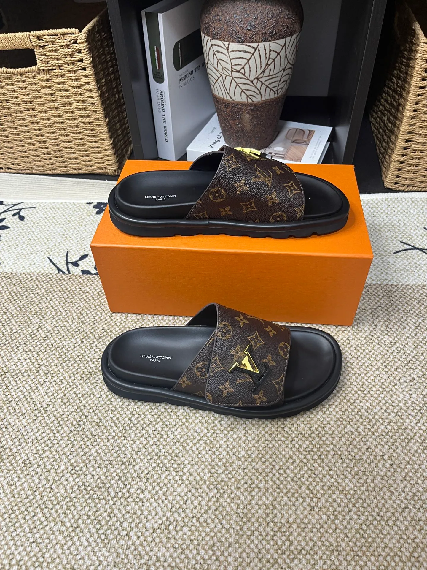 P340 [New Style] [LOUIS VUITTON] Louis Vuitton, LV printing, men's and women's slippers are now on the market, packed in drawer boxes with cloth bags and cards, the upper pattern looks very soft and waxy, and is a super versatile leg slimming tool. Fabric: imported denim/canvas/old fabric, LV hardware LOGO, official website pattern printing, comfortable to wear, feet: high-elastic PU water table. Sole: foam sole, heel height: about 5cm. Code number: 35-46, 35, 45, 46 are custom-made and non-returnable. Color: multiple colors and styles available.